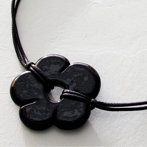 Free People Black Glass Flower Choker 🖤 - Picture 4 of 12
